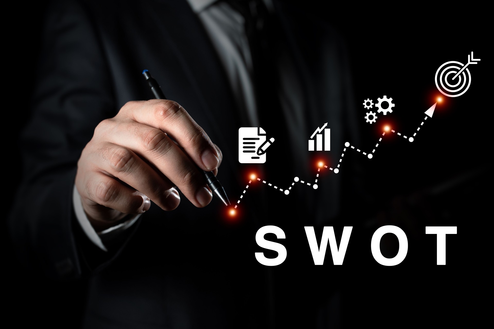 Homme d’affaires dessinant un diagramme d’analyse SWOT avec des icônes de croissance sur fond sombre